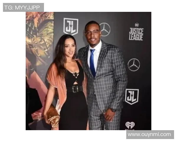 皮尔斯夜店偷瞄性感美女的紧张瞬间只需半秒转头避免被发现 皮尔斯夜店偷瞄性感美女的紧张瞬间只需半秒转头避免被发现