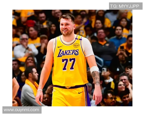 日本性感女星昨日现身湖人主场穿东契奇球衣引发热议 日本性感女星昨日现身湖人主场穿东契奇球衣引发热议