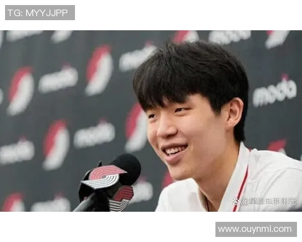 杨瀚森背粉色小书包启程湾区NBA首秀即将开启