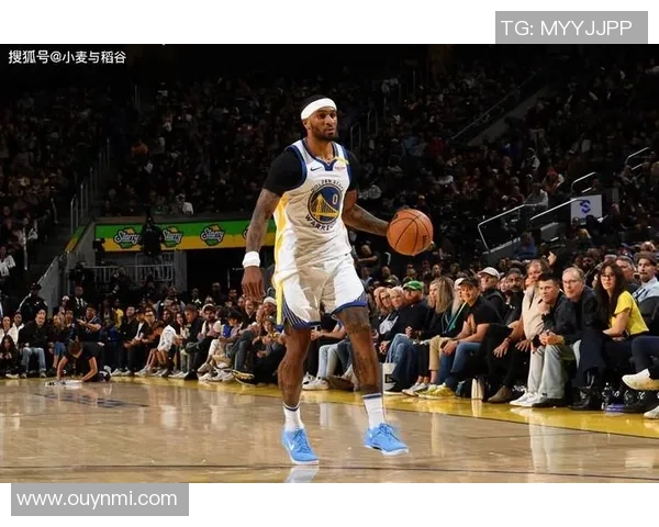 库里称赞小佩顿化学反应良好拦拆配合默契展现球队默契精神