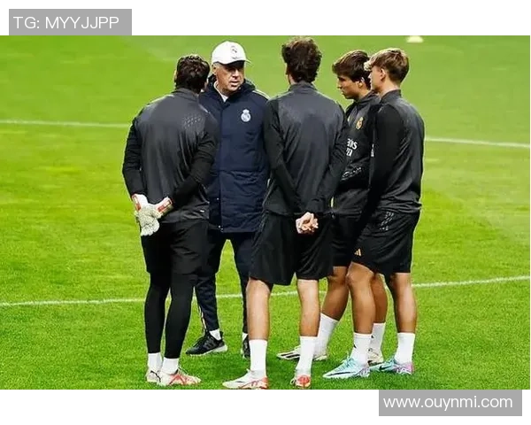 皇马留守8名一线队球员与卡斯蒂亚队员共同训练提升默契