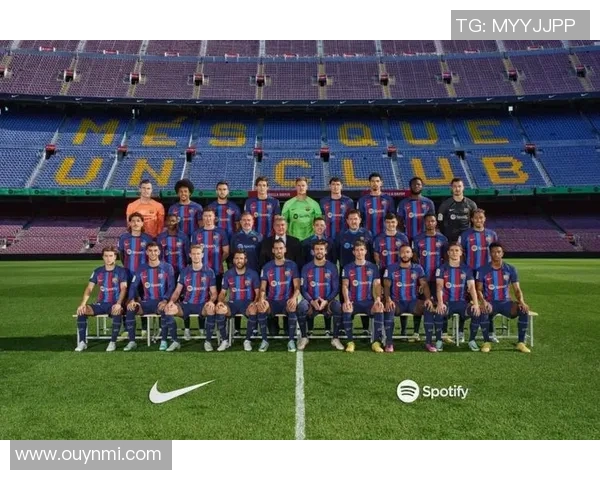 巴萨重返诺坎普进行公开训练球员教练齐聚合影留念展现团队精神